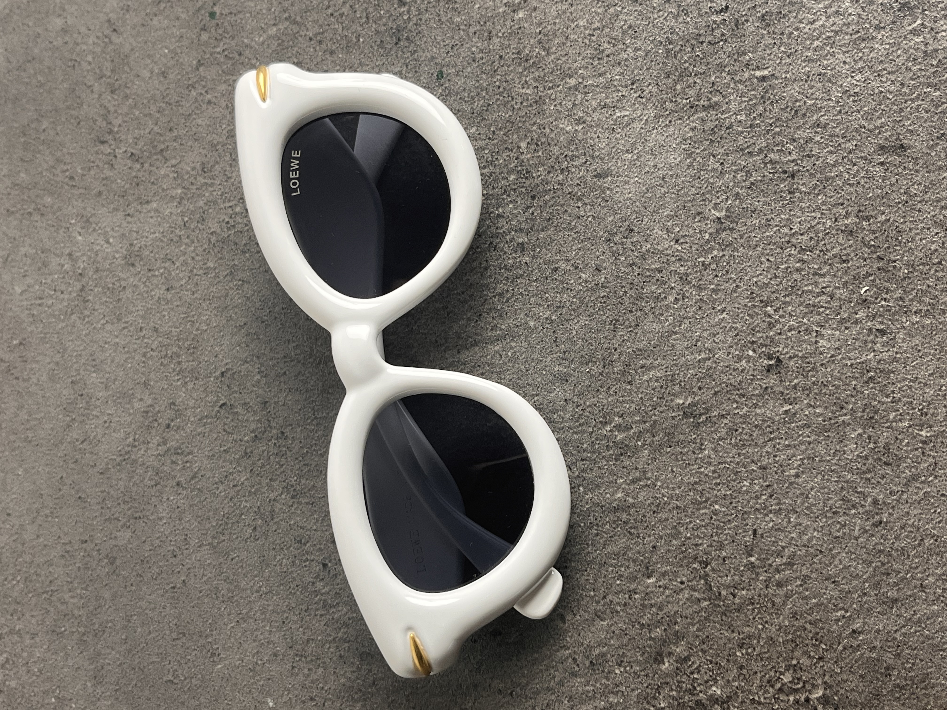 عینک زنونه سفید پفکی Loewe