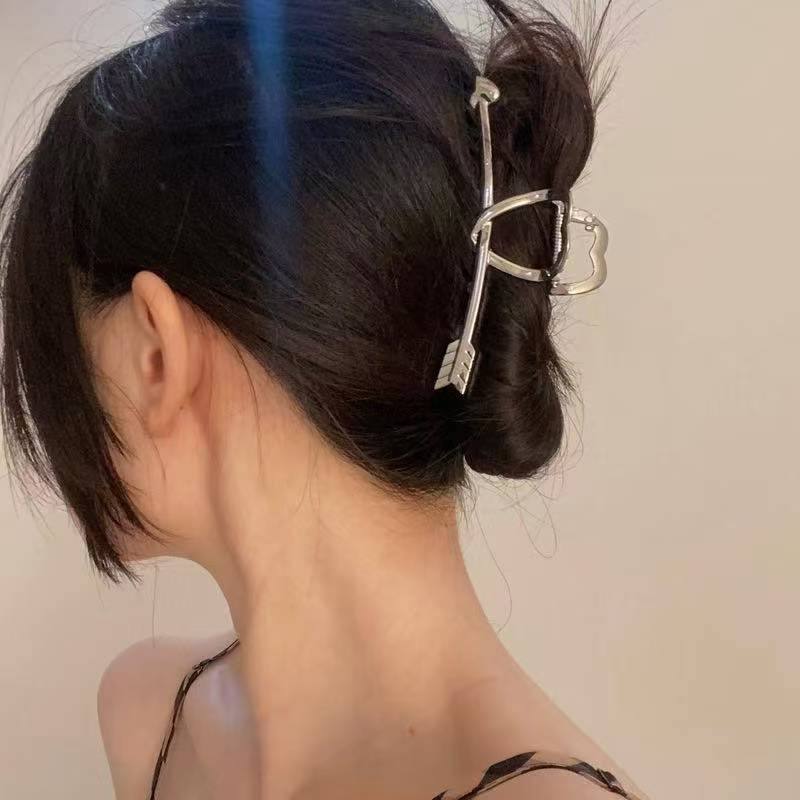 کلیپس طرح قلب و تیر نقره‌ای
